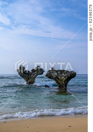 沖縄 ハートロック ハート岩 ティーヌ浜 嵐 Cm撮影地 旅行 写真スポット 絶景 デートスポット の写真素材