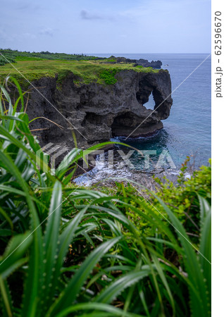 沖縄 万座毛 恩納村 絶景 写真スポット 海 沖縄県 旅行 観光 インスタ インスタ映え 風景 青空の写真素材