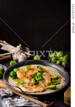 Grilled chicken with garlic cream 62597101
