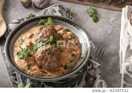 Grilled meatball with curry tomato sauce Grilled meatball with curry tomato sauce 62597532