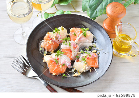 カルパッチョ イタリアン 前菜 イタリア料理 シーフード料理 ホタテ 真鯛 サーモン オリーブオイルの写真素材