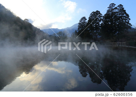 冬の由布院・金鱗湖 62600356