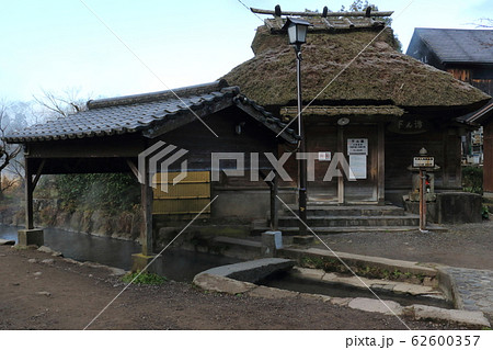 冬の由布院・金鱗湖（下ん湯） 62600357