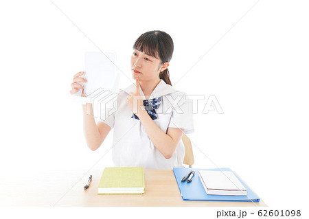 容姿を気にする制服姿の女子学生 62601098