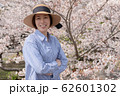 桜に囲まれて 62601302