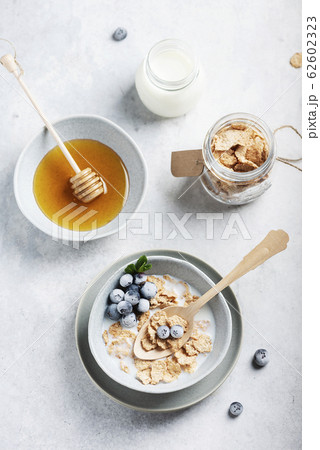 Breakfast with corn flakes Breakfast with corn flakes 62602323