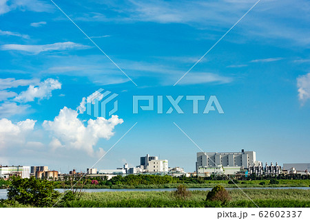 真夏の入道雲と多摩川の土手越しに見る川崎の街並み 真夏の入道雲と多摩川の土手越しに見る川崎の街並み 62602337