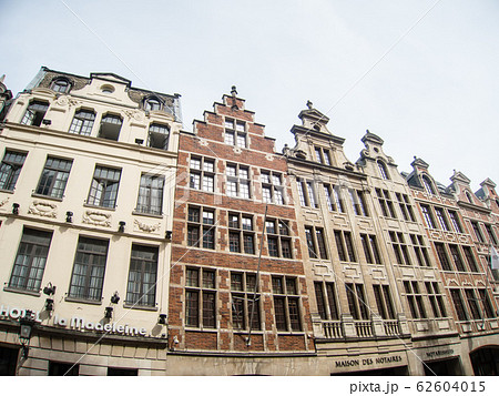 細長い歴史的な建物の立ち並ぶブリュッセルの街並み 62604015