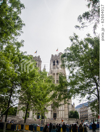 緑に囲まれた大聖堂　ブリュッセルの街並み 62604017