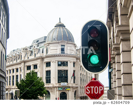ブリュッセルの街並み 白壁の歴史的な建物と青信号 の写真素材