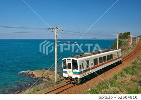 東シナ海沿いを走る列車 62604910