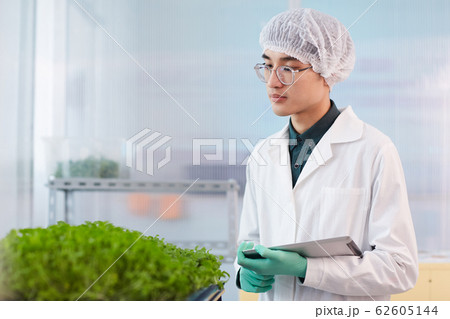 Man with tablet pc in the lab Man with tablet pc in the lab 62605144