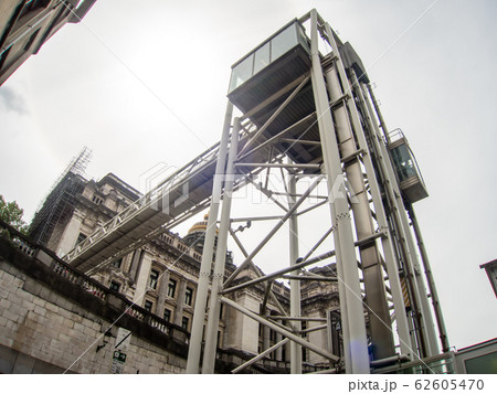 歴史的な建物の並ぶブリュッセルの街に作られた屋外のエレベーター 歴史的な建物の並ぶブリュッセルの街に作られた屋外のエレベーター 62605470