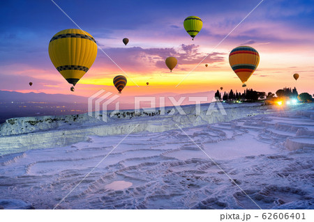 Hot air balloons and Natural travertine pools at sunset in Pamukkale, Turkey. 62606401