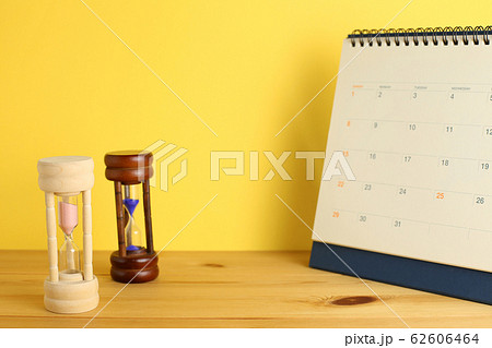 Calendar and hourglass on table, Business schedule and time concept 62606464