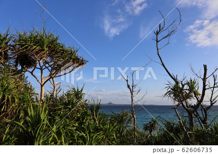 沖縄 水納島 水納ビーチから望む伊江島タッチュー 沖縄 水納島 水納ビーチから望む伊江島タッチュー 62606735