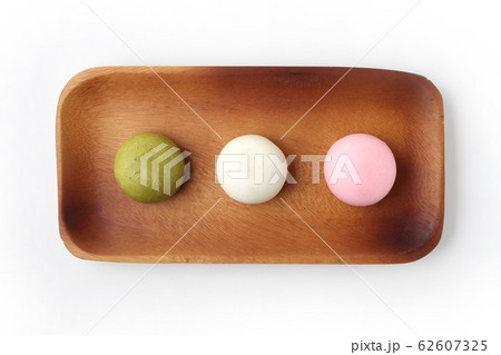 三色 まんじゅう 饅頭 日本のお菓子 和菓子 白背景 62607325