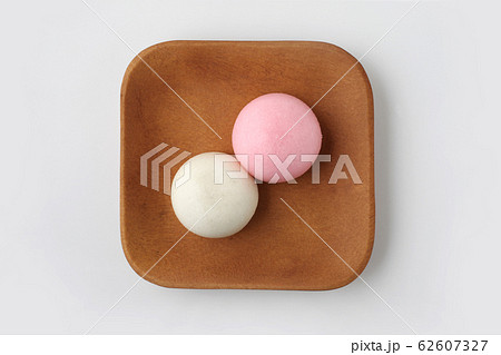 紅白 まんじゅう 饅頭 日本のお菓子 和菓子 白背景 62607327