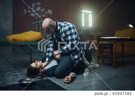 Maniac kidnapper smothers his scared hostage Maniac kidnapper smothers his scared hostage 62607383