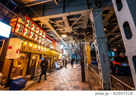 有楽町駅高架下付近　飲み屋街　 62607528