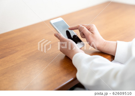 スマホを操作する手<女性> スマホを操作する手<女性> 62609510