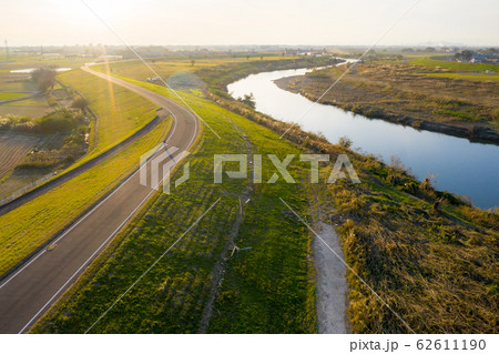 夕暮れのサイクリングロード 群馬県館林市 渡良瀬川河川敷の写真素材
