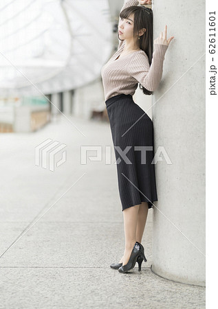 スカート　ポートレート ポートレート 女性 全身 冬コーデの写真素材 [62611601] - PIXTA
