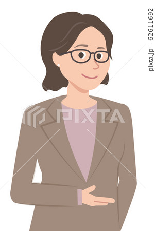案内するスーツ女性 案内するスーツ女性 62611692