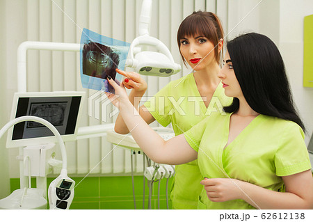 Pretty woman visiting her dentist in clinic 62612138