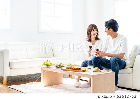 夫婦　ランチ　食事　家族　カップル　リビング　ライフスタイル 62612752
