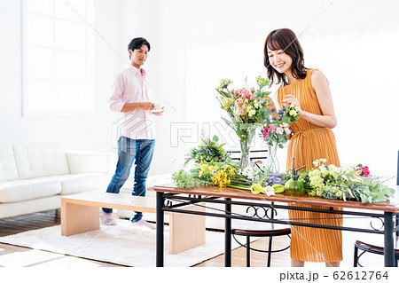 女性　家族　夫婦　フラワーアレンジメント　リビング　ライフスタイル 62612764