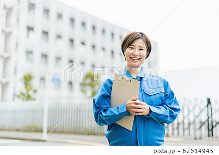 工場 製造 女性 62614945