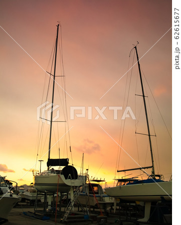 夕焼け空がきれいに染まったヨットハーバー風景・ヨットのシルエット 62615677