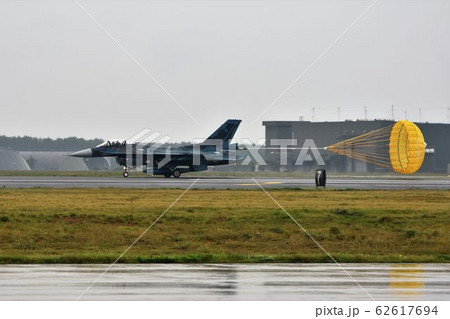 雨の三沢基地に着陸した航空自衛隊のF-2戦闘機 雨の三沢基地に着陸した航空自衛隊のF-2戦闘機 62617694