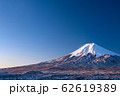 《山梨県》日本の冬・積雪の赤富士と富士吉田の街並み《新倉山浅間公園》 62619389