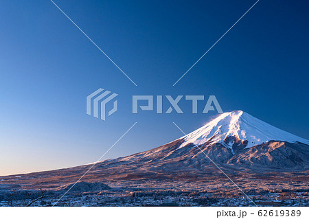 《山梨県》日本の冬・積雪の赤富士と富士吉田の街並み《新倉山浅間公園》 62619389