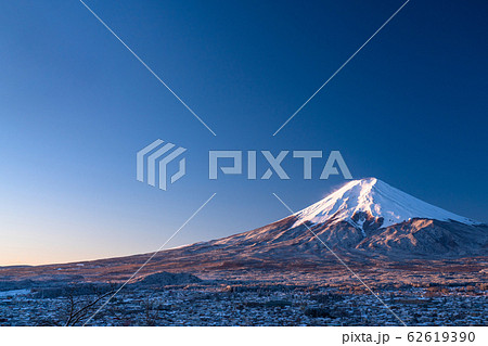 山梨県 日本の冬 積雪の赤富士と富士吉田の街並み 新倉山浅間公園 の写真素材
