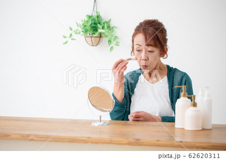メイクする中高年の女性 メイクする中高年の女性 62620311