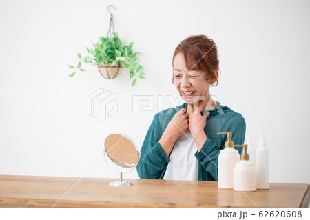 メイクする中高年の女性 メイクする中高年の女性 62620608