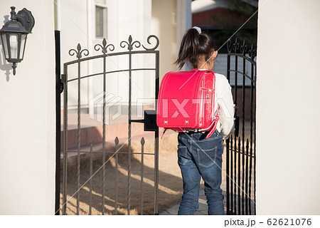 家に帰る小学生 家に帰る小学生 62621076