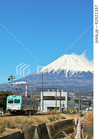 静岡県　岳南電車と富士山 62621167