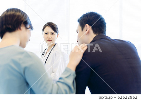 診察を受けるカップル 診察を受けるカップル 62622962