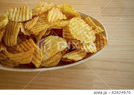 陶器皿に山盛りのポテトチップス potato chips on a ceramic plate 1 62624670