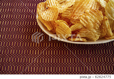 陶器皿に山盛りのポテトチップス potato chips on a ceramic plate 12 62624775