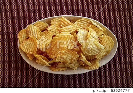 陶器皿に山盛りのポテトチップス potato chips on a ceramic plate 14 62624777