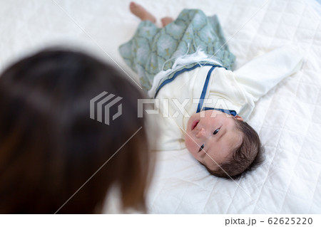 袴を着た生後4ヵ月の赤ちゃんと母親 袴を着た生後4ヵ月の赤ちゃんと母親 62625220