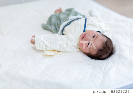 袴を着た生後4ヵ月の赤ちゃん 62625222