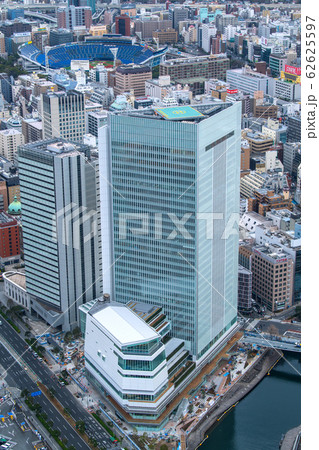 日本の横浜都市景観　横浜市新市庁舎などを望む 62625597