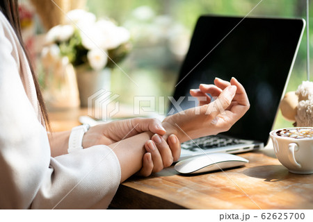 Closeup woman holding her wrist pain 62625700