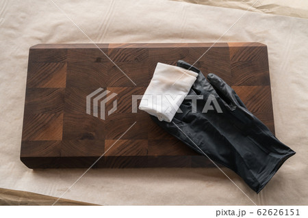applying food safe oil finish to walnut cutting board composition applying food safe oil finish to walnut cutting board composition 62626151